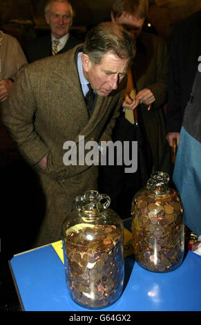 Der Prinz von Wales besucht lokale Händler, errät die Menge der Münzen in einem Paar Krüge am lokalen Lions Club Stand und schaltet die Weihnachtsbeleuchtung in Tetbury in der Nähe seines Highgrove-Hauses ein. Stockfoto