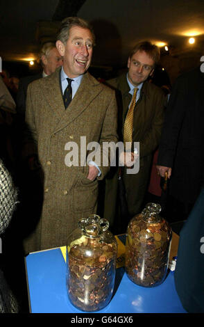 Der Prinz von Wales besucht lokale Händler, errät die Menge der Münzen in einem Paar Krüge am lokalen Lions Club Stand und schaltet die Weihnachtsbeleuchtung in Tetbury in der Nähe seines Highgrove-Hauses ein. Stockfoto