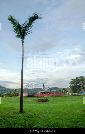 Parks Dirgantara – Majalengka Dirgantara Park befindet sich in der Mitte des Majalengka, im Garten gibt es ein Jet ungenutzt. Stockfoto