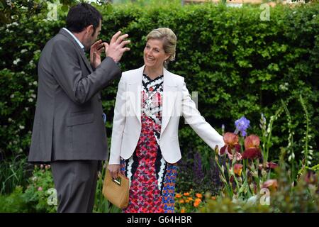 Die Gräfin von Wessex spricht mit dem Gartendesigner Adam Frost im Homebase Garden während eines Besuchs der Chelsea Flower Show in London. Stockfoto