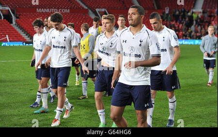 Fußball - Barclays Under 21 Premier League - Finale - Manchester United gegen Tottenham Hotspur - Old Trafford. Die Spieler von Tottenham Hotspur verlassen das Spiel dejected, nachdem Manchester United das Barclays Premier League Under 21 Final in Old Trafford, Manchester, gewonnen hat. Stockfoto