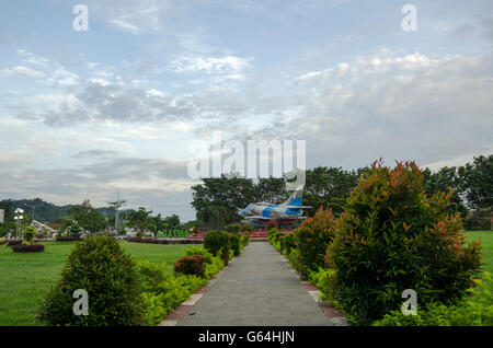 Parks Dirgantara – Majalengka Dirgantara Park befindet sich in der Mitte des Majalengka, im Garten gibt es ein Jet ungenutzt. Stockfoto