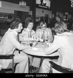 Ein Kartenspiel für (von links) Trevor Brooking (West Ham), Kevin Keegan (Liverpool) und Brian Greenhoff (Manchester United) am Londoner Flughafen Heathrow, bevor sie mit dem englischen Kader zum Qualifikationsspiel Helsinki und zum WM-Qualifikationsspiel am Sonntag gegen Finnland aufbrechen. Stockfoto