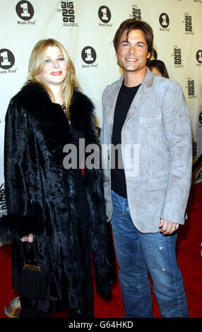 Der Schauspieler Rob Lowe und seine Frau Sheryl Berkoff kommen bei den VH-1 Big in 2002 Awards im Olympic Auditorium in Los Angeles an. Stockfoto