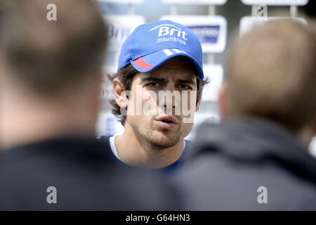 Cricket - Investec Test Series - Zweiter Test - England gegen Neuseeland - England Nets und Pressekonferenz - erster Tag - Headingley. Der englische Kapitän Alastair Cook spricht während einer Nets-Sitzung in Headingley, Leeds, mit der Presse. Stockfoto