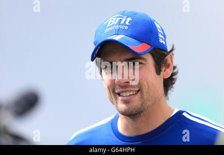 Cricket - Investec Test Series - Zweiter Test - England gegen Neuseeland - England Nets und Pressekonferenz - Tag zwei - Headingley. Englands Kapitän Alastair Cook spricht mit den Medien Stockfoto