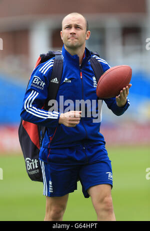 Cricket - Investec Test Series - Zweiter Test - England gegen Neuseeland - England Nets und Pressekonferenz - Tag zwei - Headingley. Jonathan Trott aus England geht zurück in die Umkleidekabine Stockfoto