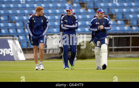 Cricket - Investec Test Series - Zweiter Test - England gegen Neuseeland - England Nets - Tag zwei - Headingley. Englands Johnny Bairstow (links), Joe Root und Ian Bell (rechts) während einer Nets-Session in Headingley, Leeds. Stockfoto