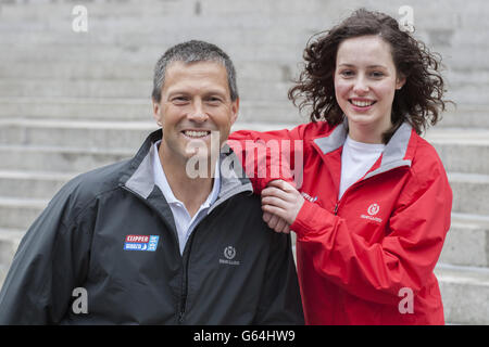 Simon Talbot mit Kristie Reid während des Clipper 13-14 Round the World Yacht Race Fotocall auf den Stufen der Guildhall in Portsmouth, Hampshire. Stockfoto