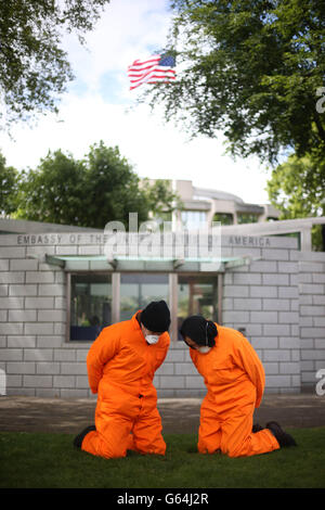 Aktivisten der irischen Anti-Kriegs-Bewegung nehmen an einem Protest vor der amerikanischen Botschaft in Dublin Teil, der die Schließung des Gefangenenlagers Guantanamo Bay und das Ende der US-Militärflüge am Flughafen Shannon fordert. Stockfoto