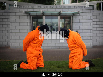 Aktivisten der irischen Anti-Kriegs-Bewegung nehmen an einem Protest vor der amerikanischen Botschaft in Dublin Teil, der die Schließung des Gefangenenlagers Guantanamo Bay und das Ende der US-Militärflüge am Flughafen Shannon fordert. Stockfoto