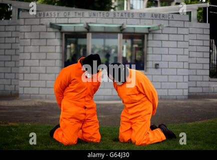 Aktivisten der irischen Anti-Kriegs-Bewegung nehmen an einem Protest vor der amerikanischen Botschaft in Dublin Teil, der die Schließung des Gefangenenlagers Guantanamo Bay und das Ende der US-Militärflüge am Flughafen Shannon fordert. Stockfoto