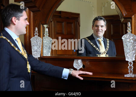 Belfaster Oberbürgermeister Alderman, Gavin Robinson, in der Bürgermeisterstube, im Rathaus von Belfast, als er über sein Amtsjahr sprach. Stockfoto