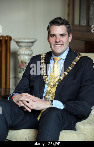 Belfaster Oberbürgermeister Alderman, Gavin Robinson, in der Bürgermeisterstube, im Rathaus von Belfast, als er über sein Amtsjahr sprach. Stockfoto