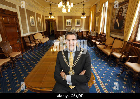 Belfaster Oberbürgermeister Alderman, Gavin Robinson, in der Bürgermeisterstube, im Rathaus von Belfast, als er über sein Amtsjahr sprach. Stockfoto