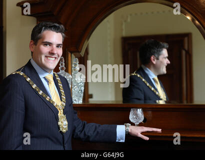 Belfaster Oberbürgermeister Alderman, Gavin Robinson, in der Bürgermeisterstube, im Rathaus von Belfast, als er über sein Amtsjahr sprach. Stockfoto