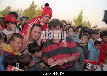 Fußball - Manchester United Tour nach Südafrika. Mark Hughes von Manchester United gibt vor dem Eastgate Shopping Center in Johannesburg Autogramme für Fans ab. Stockfoto