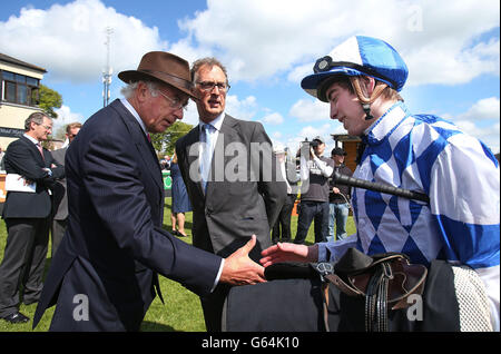 Jockey James Doyle (rechts) mit Trainer Roger Dalton (Mitte) wird von John Magnier (links) nach dem Gewinn des Tattersalls Gold Cup mit Al Kazeem während Etihad Airways Irish 1000 Guineas / Tattersalls Gold Cup Day auf Curragh Racecourse, County Kildare gratuliert. Stockfoto