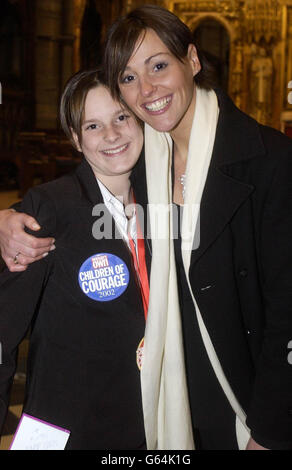 Karla Inglis, 12 Jahre alt, aus der Grafschaft Bedshire, posiert mit der Seifensterne Suranne Jones bei den Children of Courage Awards, die in Westminster Abbey verliehen werden. * Karla rettete einen drei Jahre alten Freund vor dem Ertrinken, nachdem Schläger sie von einem Kanalschlepper absperrten. An dem der Prinz von Wales und eine Reihe von Prominenten teilnahmen, darunter TV-Moderator Cat Deeley und der ehemalige 007 Roger Moore, feiern die Geschichten von Tapferkeit und unfehlbare Mut der Kinder im ganzen Land. Stockfoto