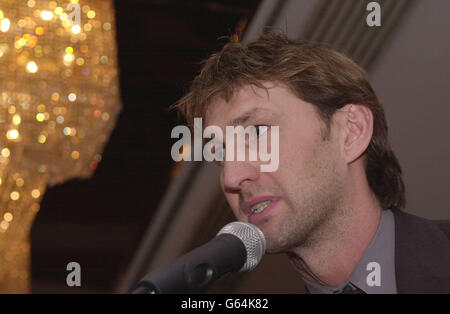 Der ehemalige Fußballspieler Tony Adams aus England und Arsenal spricht bei den Sports Writers Sports Personality of the Year Awards bei einem Empfang im Zentrum von London. * Adams gewann den Sports Writers Association Award, um das Ende einer 22-jährigen Fußballkarriere zu markieren, die ihm 66 England-Kappen sowie zwei Doppel- und 10 Trophäen im Arsenal brachte. Stockfoto