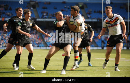 Rugby League - Super League Magic Weekend - Tag zwei - Huddersfield Giants gegen Bradford Bulls - Etihad Stadium. Elliott Kear von Bradford Bulls wird von Aaron Murphy von Huddersfield Giants angegangen. Stockfoto