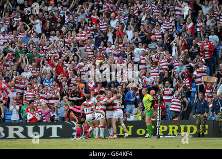 Die Fans von Wigan Warriors feiern, nachdem Josh Charnley (rechts) beim Super League Magic Weekend im Etihad Stadium, Manchester, einen Versuch gemacht hat. Stockfoto