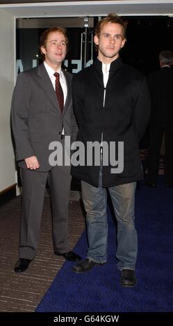 Billy Boyd, der Peregrin 'Pippin' spielt, nahm und Dominic Monaghan, der Meriadoc 'Merry' Brandybuck spielt, kamen am Odeon Leicester Square in London zur britischen Premiere von Herr der Ringe: Die zwei Türme an. Stockfoto