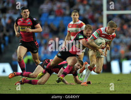 Rugby League - Super League - 2013 Magic Weekend - Leeds Rhinos gegen Wigan Warriors - Etihad Stadium. Sam Tomkins von Wigan Warriors wird vom Leeds Rhinos' Paul McShane während des Super League Magic Weekends im Etihad Stadium, Manchester, angegangen. Stockfoto