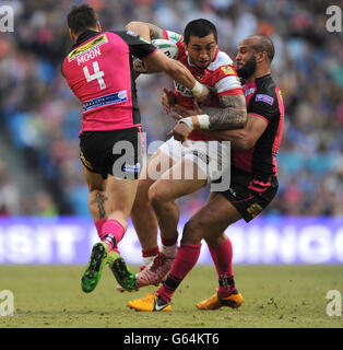 Leeds Rhinos' Joel Moon (links) und Jamie Jones-Buchanan (rechts) packen Wigan Warriors' Harrison Hansen an. Stockfoto