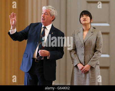 Ihre kaiserliche Hoheit Prinzessin Mako von Akishino, der ersten Tochter seiner kaiserlichen Hoheit Prinz Akishino in Japan, wird von Professor Sir Timothy O'Shea Principle und Vizekanzler der Universität Edinburgh in der Playfair Library im Old College gezeigt. Stockfoto