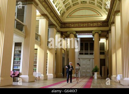 Ihre kaiserliche Hoheit Prinzessin Mako von Akishino, der ersten Tochter seiner kaiserlichen Hoheit Prinz Akishino in Japan, wird von Professor Sir Timothy O'Shea Principle und Vizekanzler der Universität Edinburgh in der Playfair Library im Old College gezeigt. Stockfoto