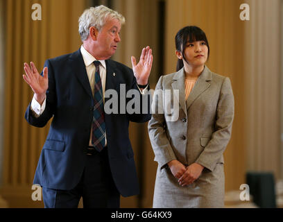 Ihre kaiserliche Hoheit Prinzessin Mako von Akishino, der ersten Tochter seiner kaiserlichen Hoheit Prinz Akishino in Japan, wird von Professor Sir Timothy O'Shea Principle und Vizekanzler der Universität Edinburgh in der Playfair Library im Old College gezeigt. Stockfoto