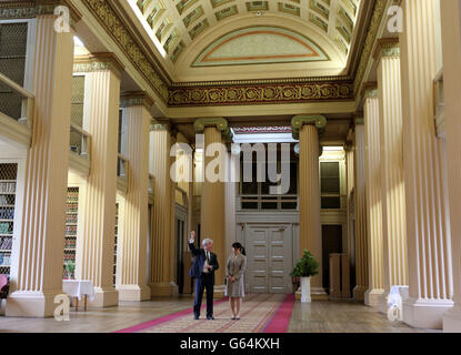 Ihre kaiserliche Hoheit Prinzessin Mako von Akishino, der ersten Tochter seiner kaiserlichen Hoheit Prinz Akishino in Japan, wird von Professor Sir Timothy O'Shea Principle und Vizekanzler der Universität Edinburgh in der Playfair Library im Old College gezeigt. Stockfoto