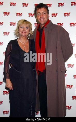 Die Fernsehmoderatoren Richard und Judy kommen zum Weihnachtskonzert der TV Times in der Royal Albert Hall in London. Stockfoto