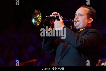 Der Trumper Mark Walters aus Sheffield, dessen Musik im Film Brassed Off zu sehen war, trat während des TV Times Christmas Carols-Konzerts - in Aid of Leukämie Research - in der Royal Albert Hall in London auf. Stockfoto