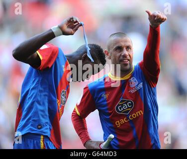 Wilfried Zaha (links) und Kevin Phillips (rechts) feiern im Crystal Palace Der Gewinn der npower Football League Championship Play off Finale Stockfoto