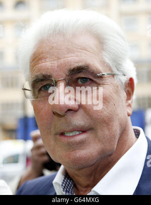 PR-Guru Max Clifford trifft am Westminster Magistrates' Court in London ein, wo er 11 historische Anklagepunkte wegen unanständigen Angriffs auf Teenager-Mädchen angeklagt wird. Stockfoto