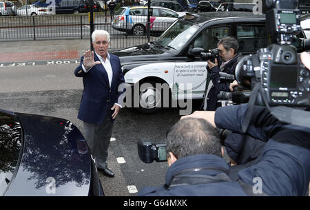 PR-Guru Max Clifford trifft am Westminster Magistrates' Court in London ein, wo er 11 historische Anklagepunkte wegen unanständigen Angriffs auf Teenager-Mädchen angeklagt wird. Stockfoto