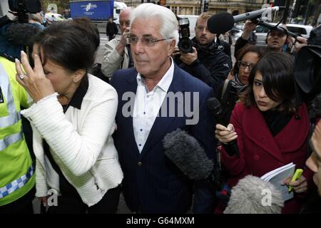 PR-Guru Max Clifford trifft am Westminster Magistrates' Court in London ein, wo er 11 historische Anklagepunkte wegen unanständigen Angriffs auf Teenager-Mädchen angeklagt wird. Stockfoto