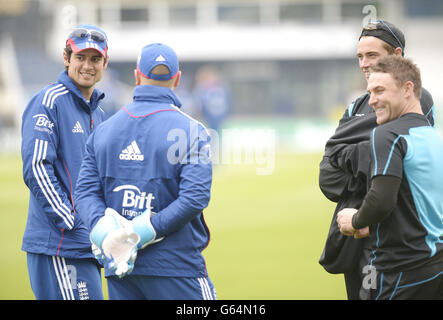 Der englische Kapitän Alastair Cook und der neuseeländische Kapitän Brendon McCullum plaudern, als Regen den Spielbeginn während des zweiten Investec-Testspiels in Headingley, Leeds, verzögerte. Stockfoto