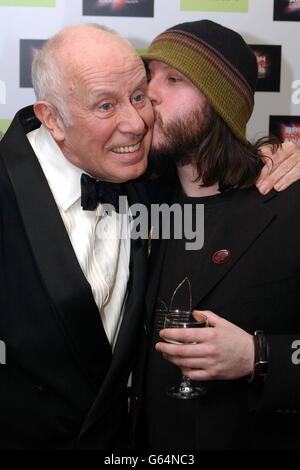 Schauspieler Richard Wilson (links) und Sänger Badly Drawn Boy aka Damon Gough, nachdem er den Writer of the Year Award an Peter Kay - der nicht teilnehmen konnte - während der British Comedy Awards 2002 in den London Weekend Television Studios in London überreicht hatte. * die jährliche Preisverleihung, die von TV-Moderator Jonathan Ross veranstaltet wird, gilt als die Oscars der Comedy-Welt. Stockfoto