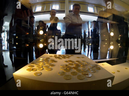 Nach ihrer Entdeckung in Carrick-on-Suir in Tipperary im Januar 2013 wird ein Hort von Goldmünzen aus dem 17. Jahrhundert in den Colliins Barracks in Dublin ausgestellt. Stockfoto