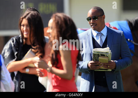 Paul Ince beobachtet sein Pferd Moviesta im Ralph Raper Memorial Stakes Stockfoto