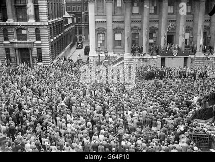 Feierlichkeiten zum VE Day. Tausende von Menschen versammelten sich vor dem Herrenhaus. Der Oberbürgermeister von London ist auf dem Balkon zu sehen. Stockfoto