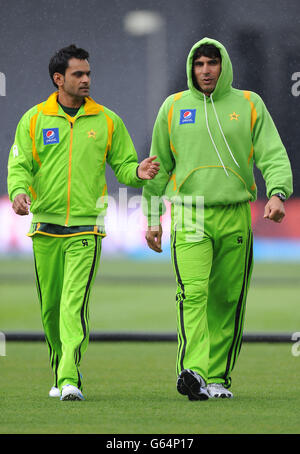 Der pakistanische Muhammad Hafeez (links) und Kapitän Misbah ul Haq (rechts) verlassen das Feld, wenn es vor dem Aufwärmspiel der ICC Champions Trophy in Edgbaston, Birmingham, regnet. Stockfoto