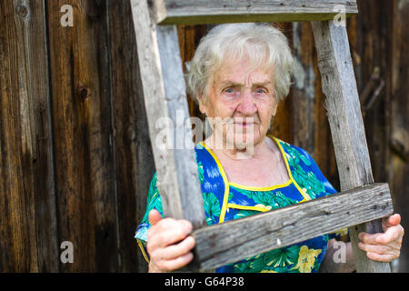 Kaukasische Seniorin Porträt im Freien im Dorf. Stockfoto