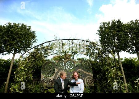 Taoiseach Enda Kenny spricht auf der Bloom 2013 gemeinsam mit Bord Bia mit dem Gartendesigner Tim Austen, der an einem schönen sonnigen Tag im Phoenix Park Dublin seine Gärten und Handelsstände für Tausende von Besuchern öffnet. Stockfoto