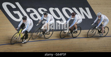 Mitglieder des Glasgow Life Track Cycling Team (von links nach rechts) Johnny Cosh, Johnny Biggin, Andrew Louis, Graeme McBride im Sir Chris Hoy Velodrome in Glasgow, Schottland. Stockfoto