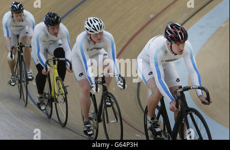 Mitglieder des Glasgow Life Track Cycling Teams (von vorne nach hinten)Andrew Louis, Graeme McBride, Johnny Cosh und Johnny Biggin im Sir Chris Hoy Velodrome in Glasgow, Schottland. DRÜCKEN Sie VERBANDSFOTO. Bilddatum: Donnerstag, 30. Mai 2013. Die Jagd nach dem nächsten Chris Hoy geht weiter, mit dem Start von Schottlands neuestem Rennradteam auf dem Velodrom, das zu Ehren des Olympischen Helden benannt wurde. Das Glasgow Life Track Cycling Team wurde gegründet, um die nächste Generation schottischer Sprintfahrer zu entwickeln und potenzielle Commonwealth Games-Kandidaten auszurotten. Siehe PA Story: SCHOTTLAND Stockfoto