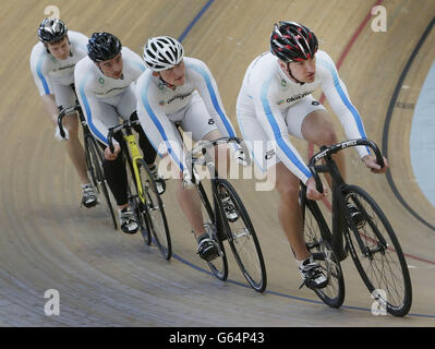 Mitglieder des Glasgow Life Track Cycling Teams (von vorne nach hinten)Andrew Louis, Graeme McBride, Johnny Cosh und Johnny Biggin im Sir Chris Hoy Velodrome in Glasgow, Schottland. Stockfoto